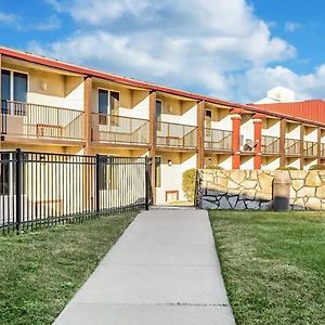 Countryside Suites Kansas City Independence I-70 East Sports Complex Hotel